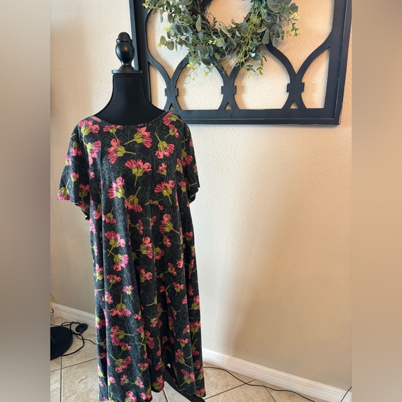 Lularoe Carly Hi Low Swing Dress Black Floral 3XL - Picture 1 of 3